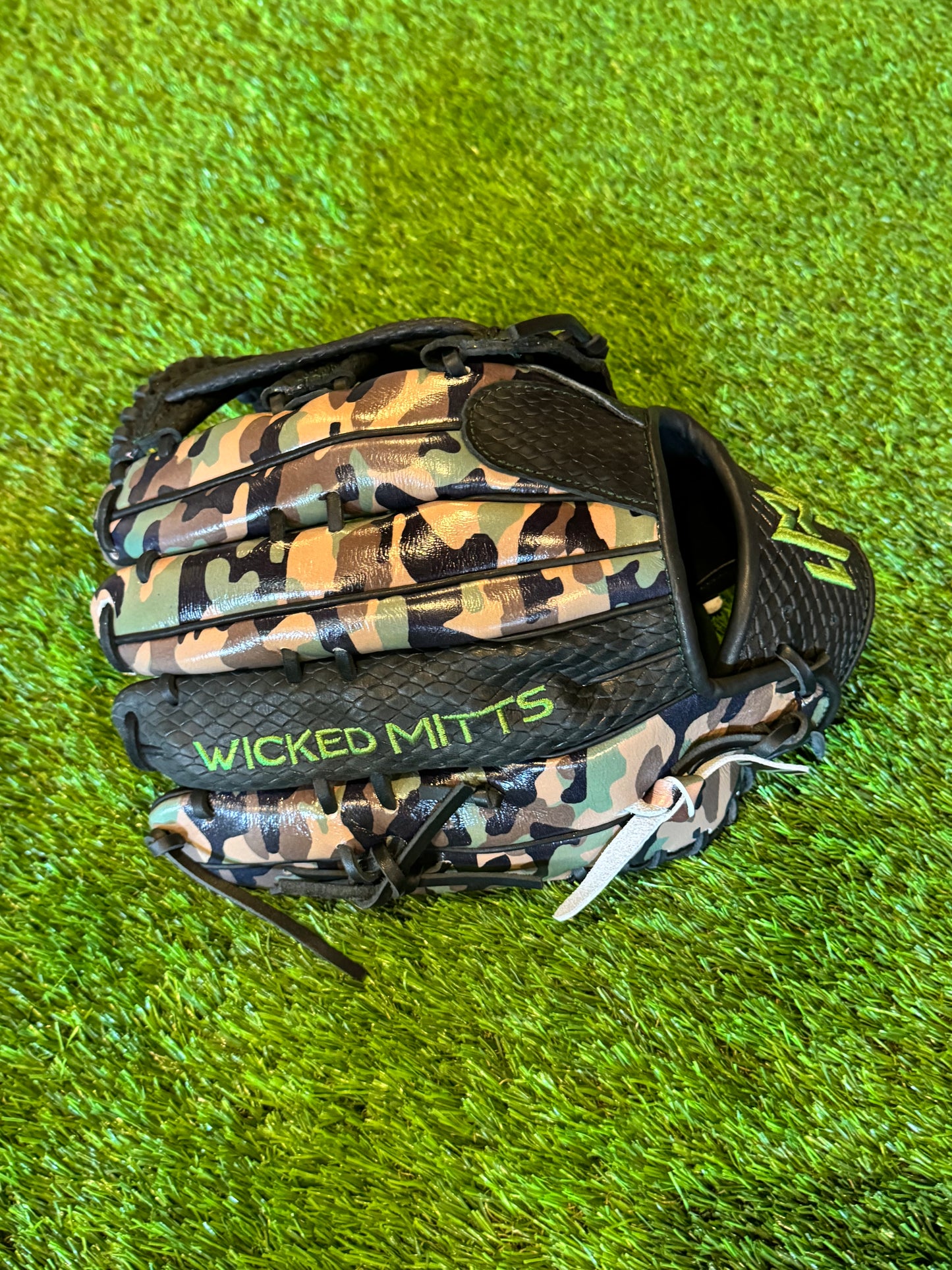 Wicked Mitts “Invader” Softball Glove